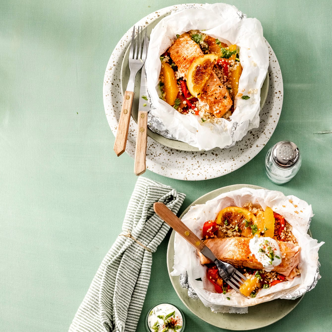Zalm pakketje van de BBQ met pittige bulgursalade en frisse yoghurtdip