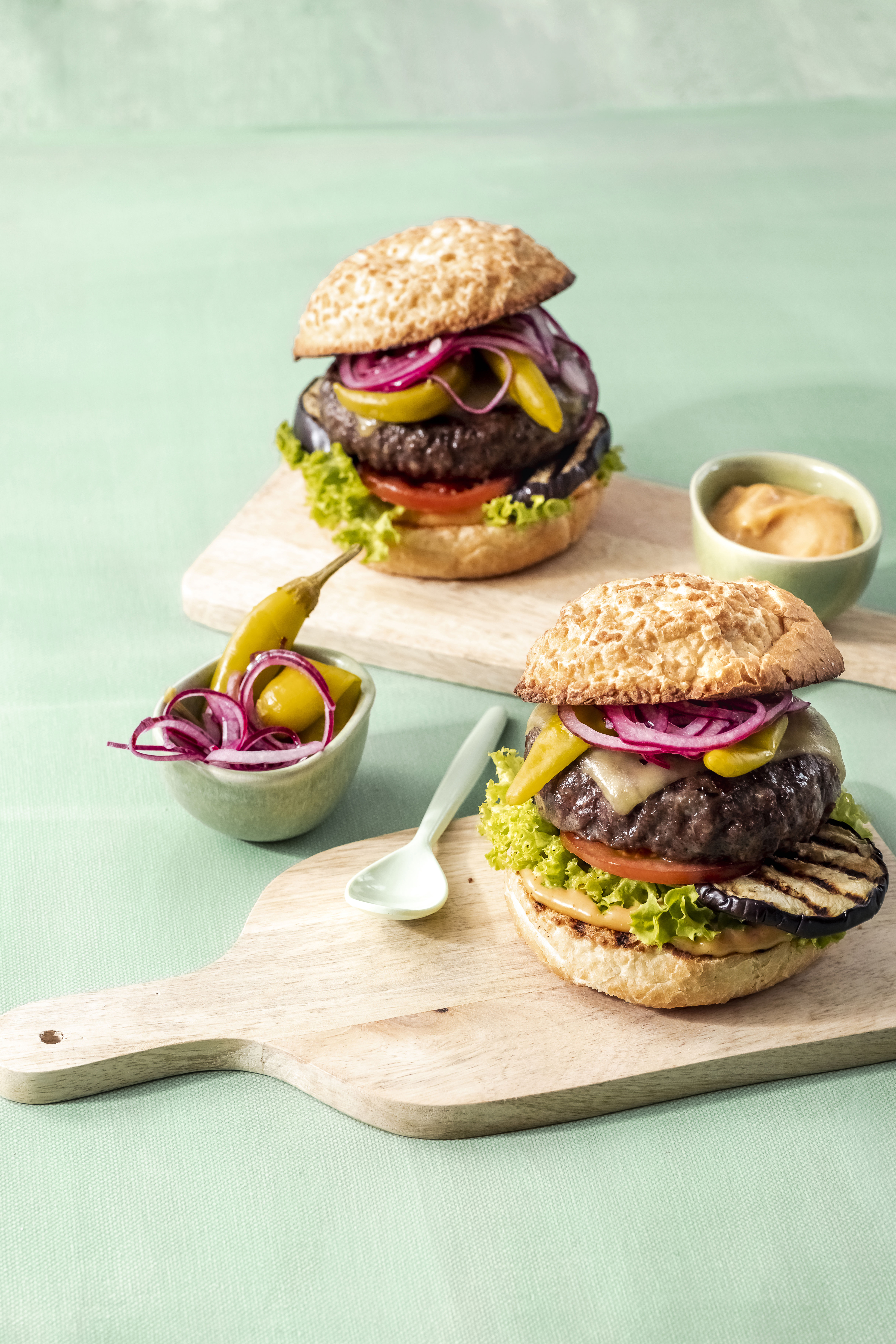 Black Angus cheeseburgers met sambasaus en ingelegde groene peper