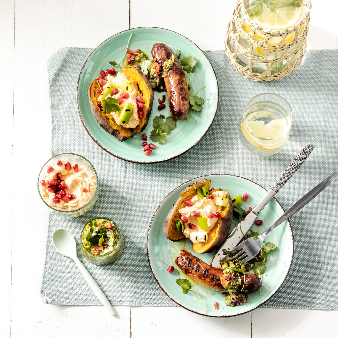 BBQ braadworsten met chimichurri en gevulde gepofte zoete aardappel