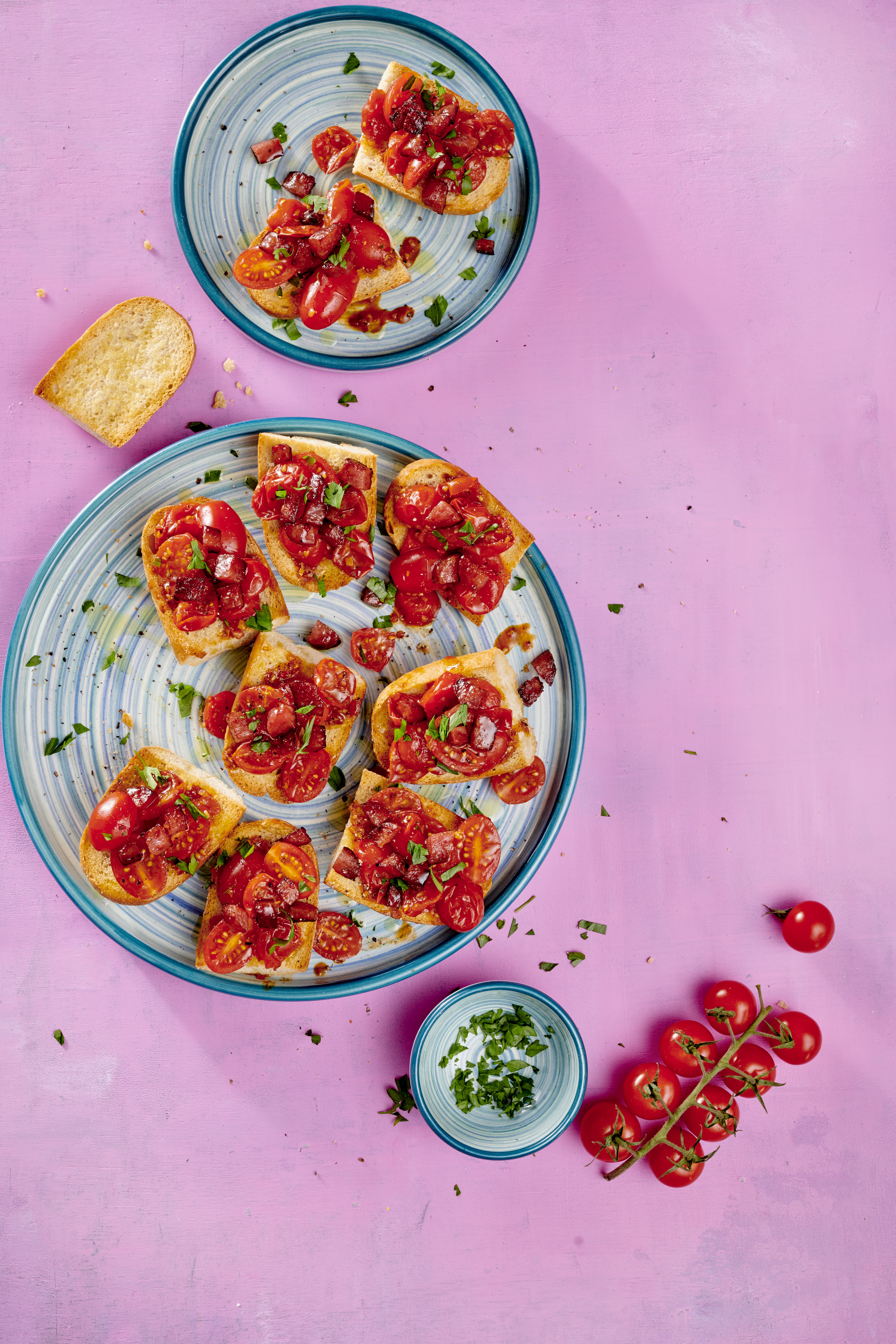 Tapa van brood, tomaat en gebakken fuet