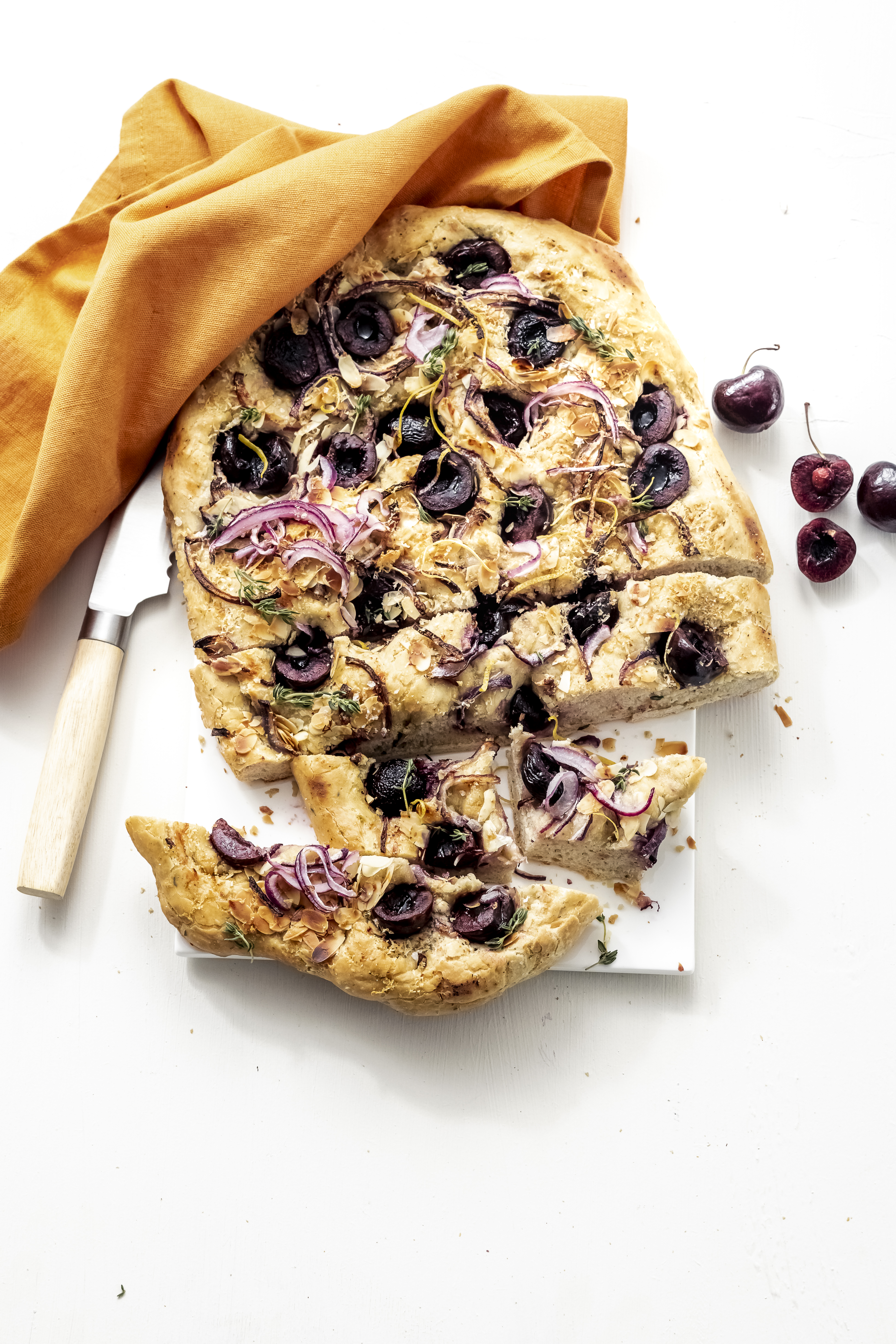 Focaccia met verse kersen, Parmezaanse kaas en amandeltjes