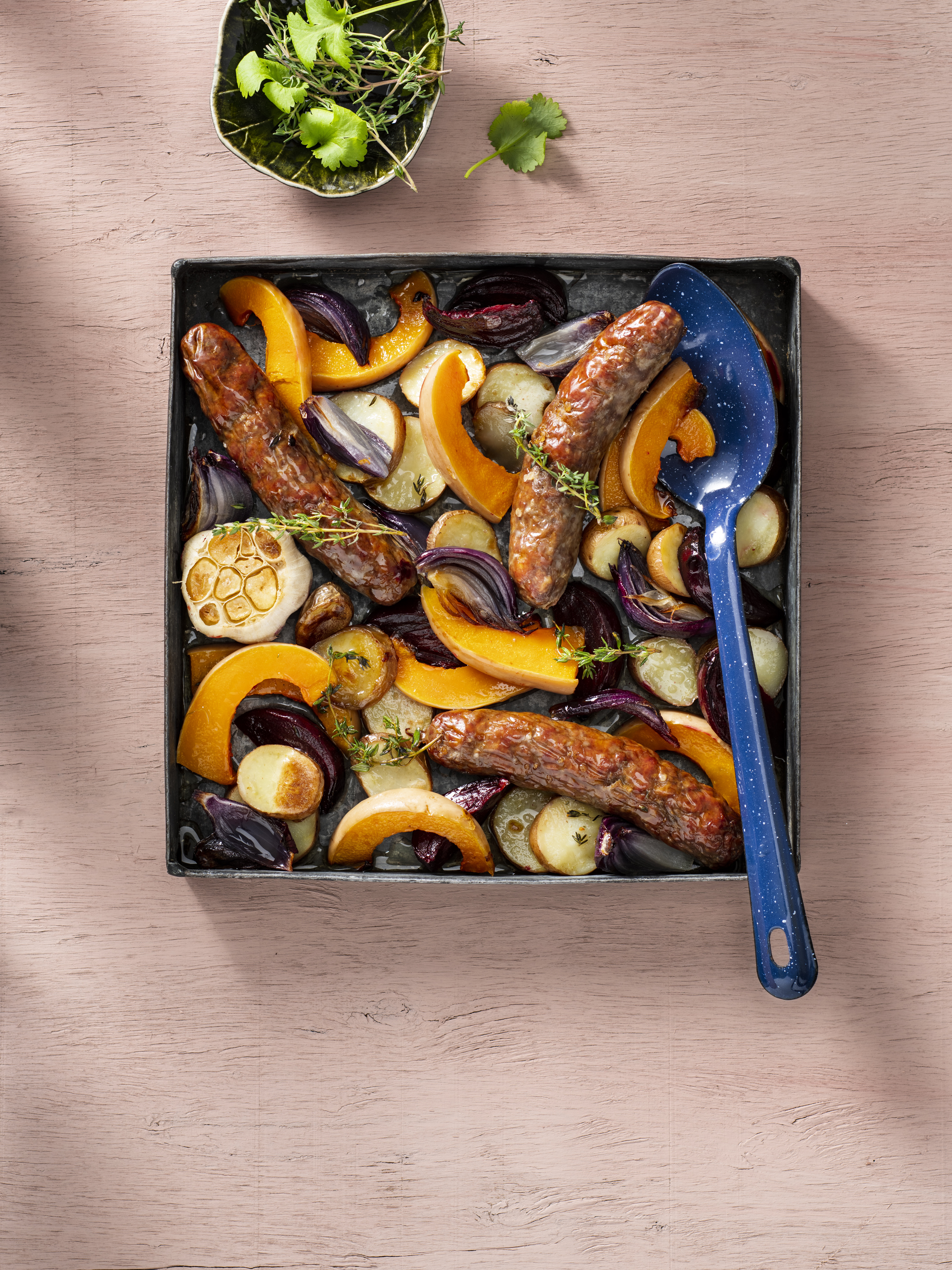 Traybake met herfstgroenten en worst