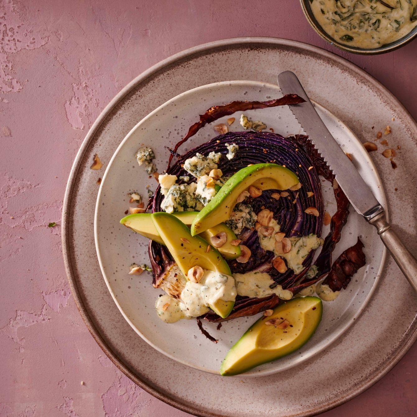 Rodekool-steaks met avocado en blauwe kaas