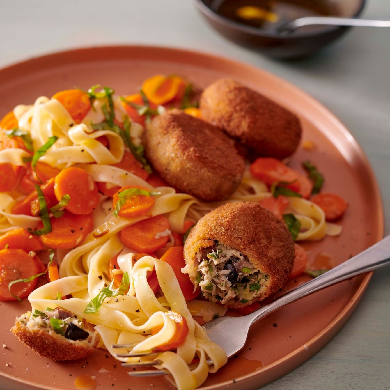 Pasta met in olijfolie gesmoorde wortel en makreelkoekjes