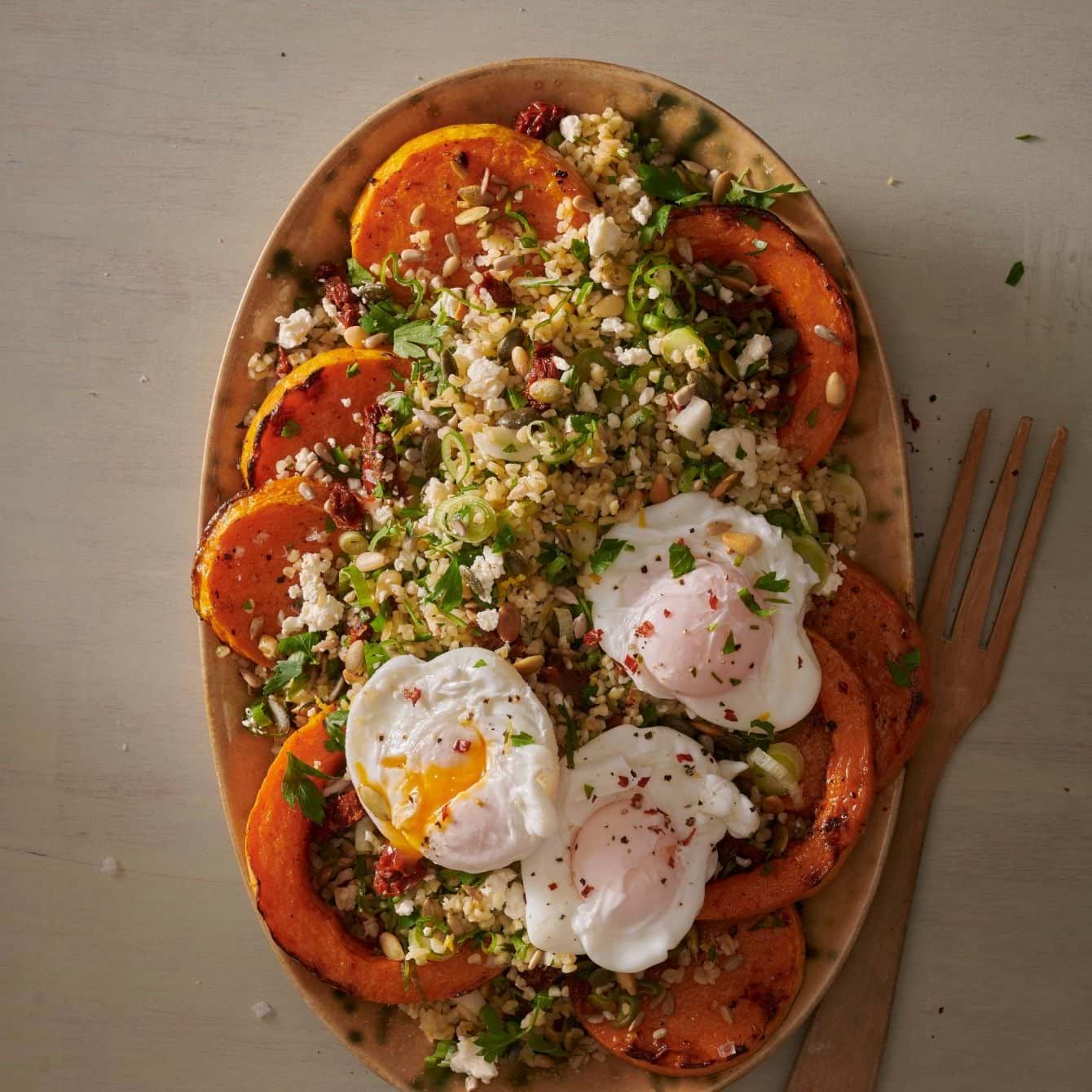 Pompoen uit de oven met gepocheerd eitje en bulgur