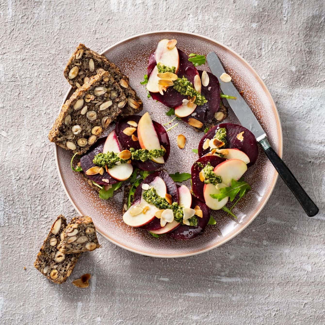 Notenbrood met bietencarpaccio