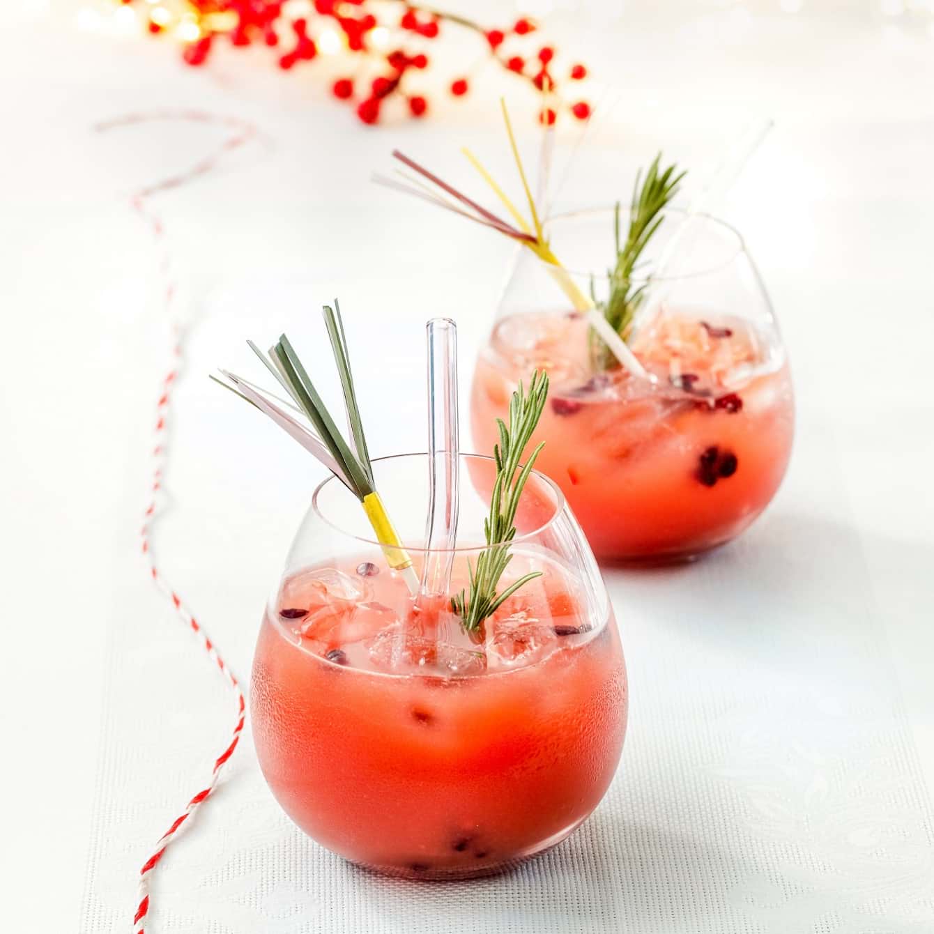 Bloedsinaasappelmocktail met rozemarijn en granaatappel