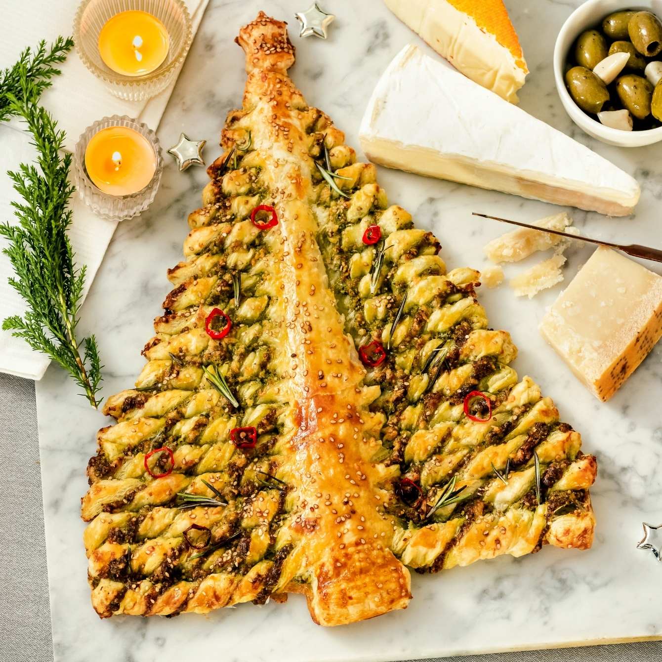 Kerstboom van bladerdeeg en kaas