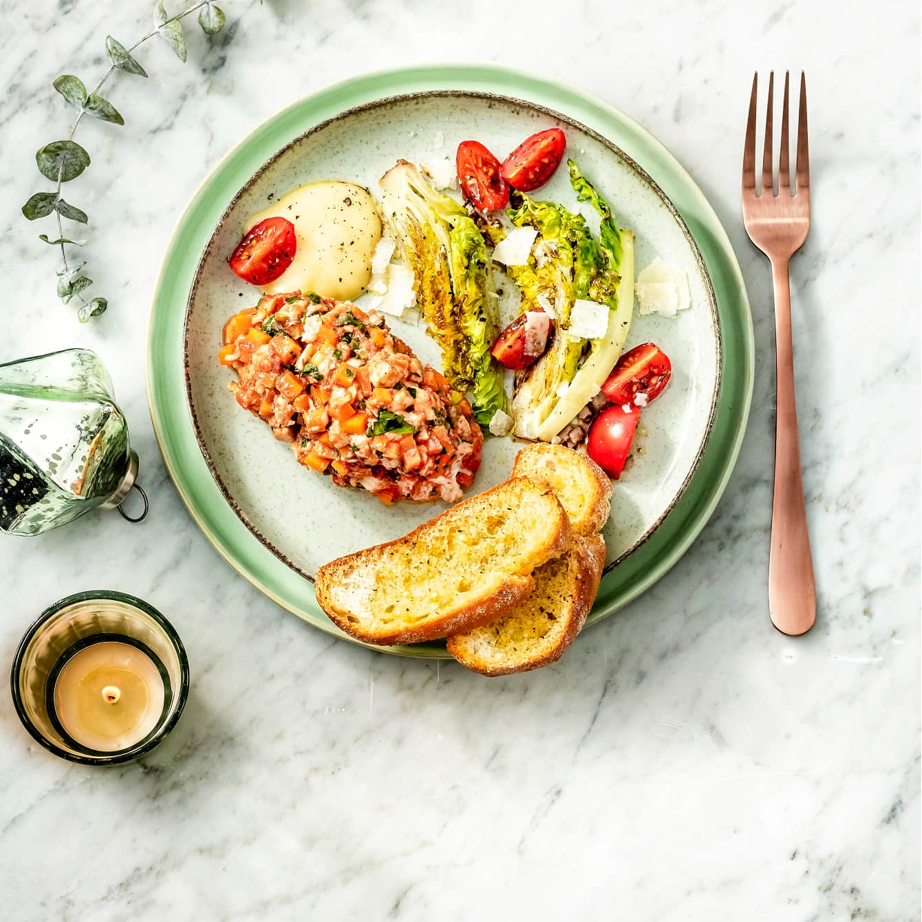 Vegatartaar met salade en toast