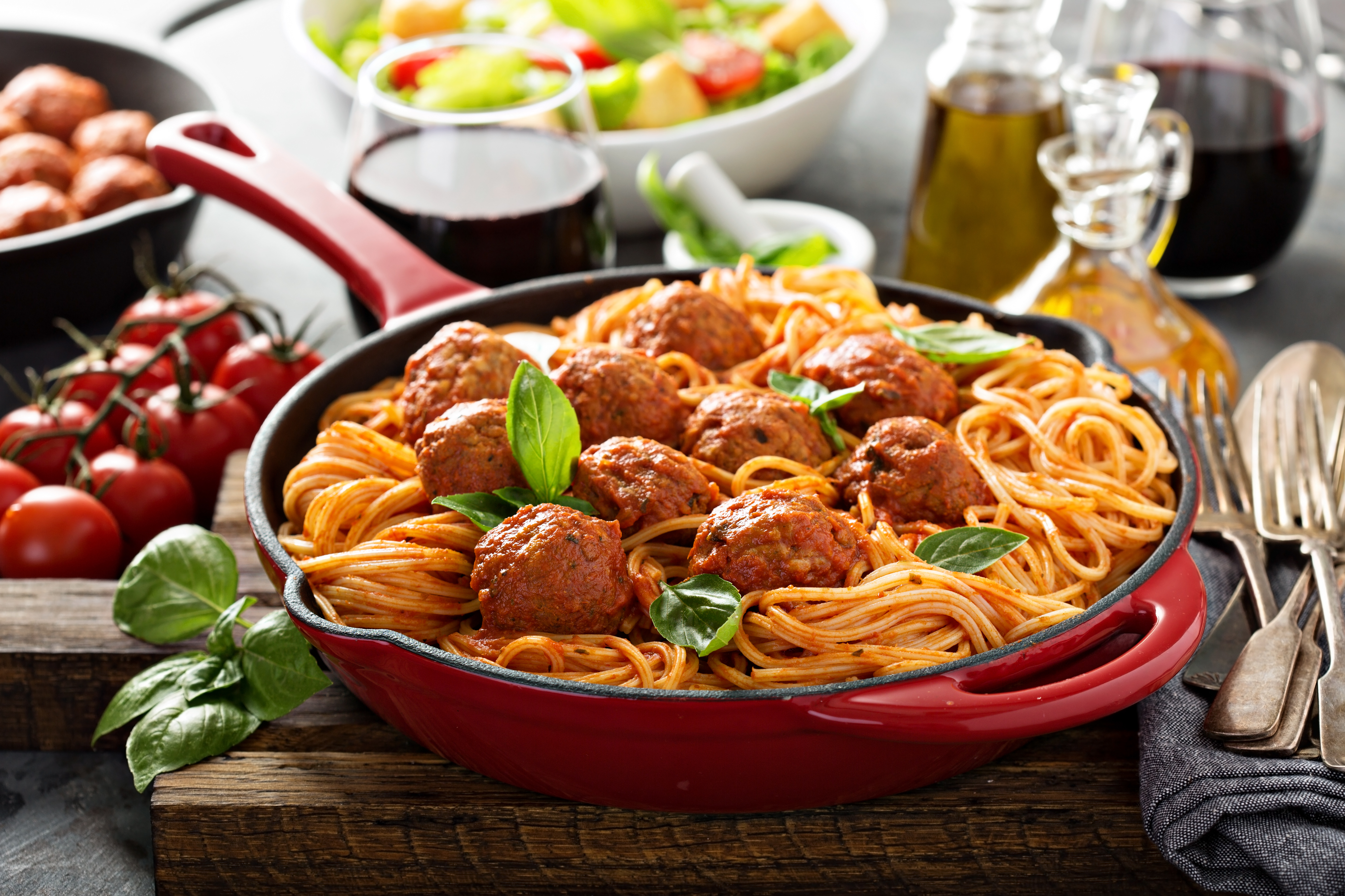 Italiaanse spaghetti met gehaktballetjes in tomaat-basilicumsaus