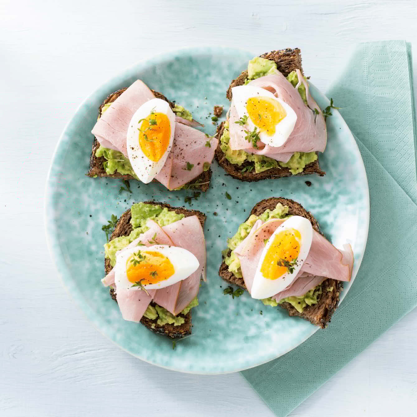 Speltboterham met ham, avocado ei