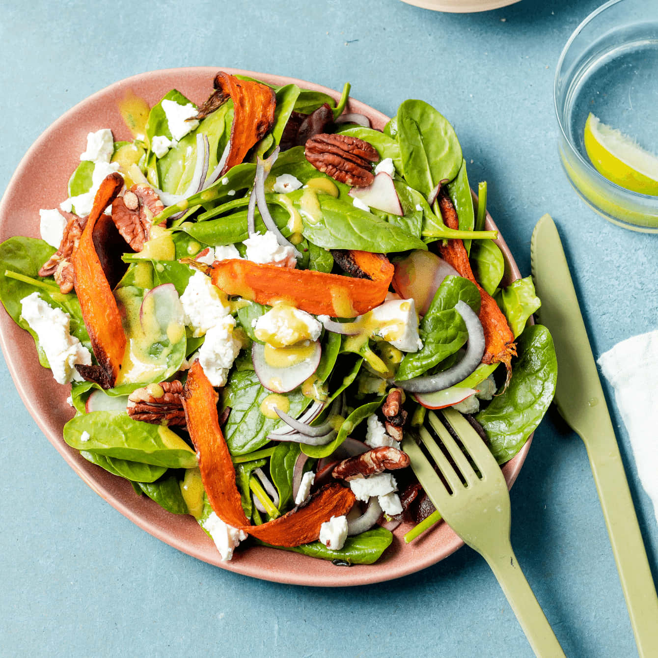 Spinaziesalade met geitenkaas en wortelbacon