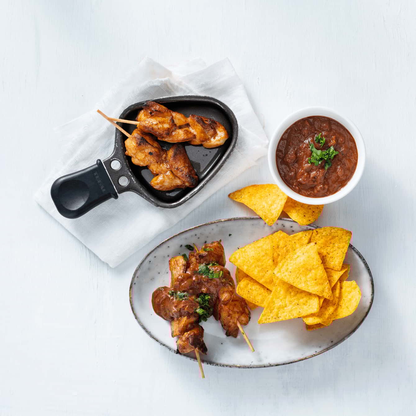 Mini-kipsaté met Mexicaanse molesaus en tortillachips