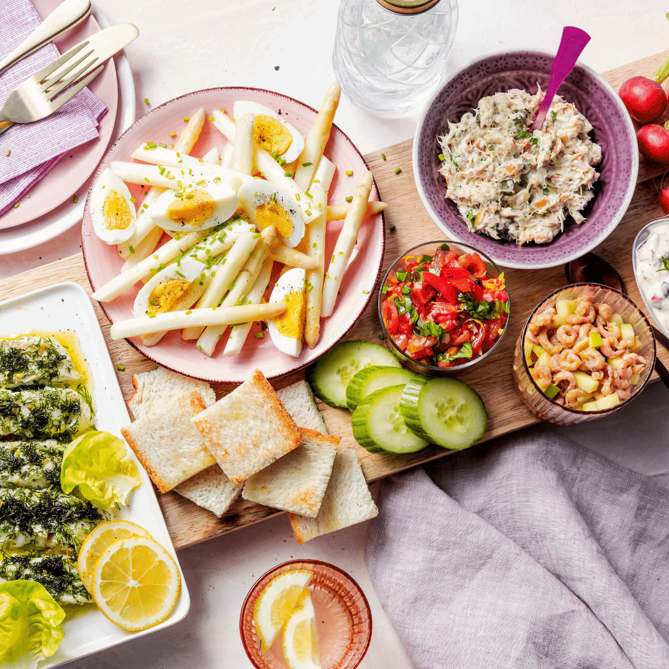 Volle visplank: Salade van gerookte makreel met Hollandse garnalen, kruiden kabeljauw, remouladesaus, salsa van tomaten