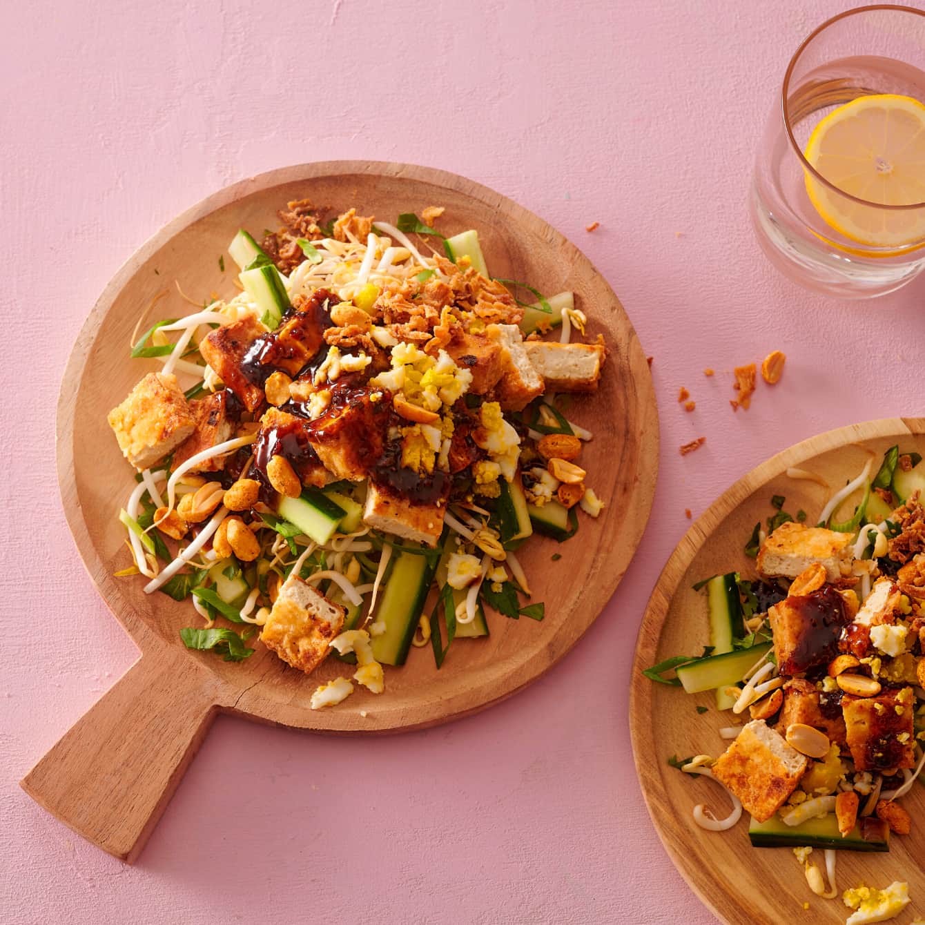 Salade met tofu en ketjapsaus