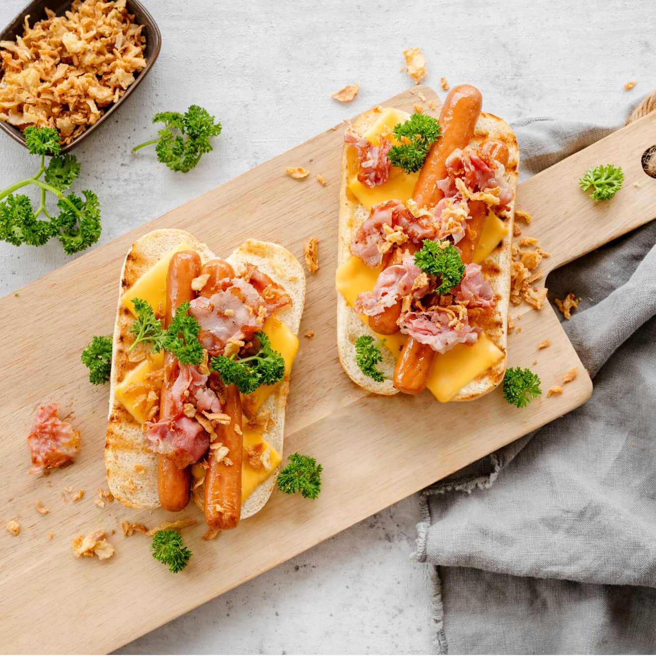 Broodje hotdog met cheddarkaas en bacon