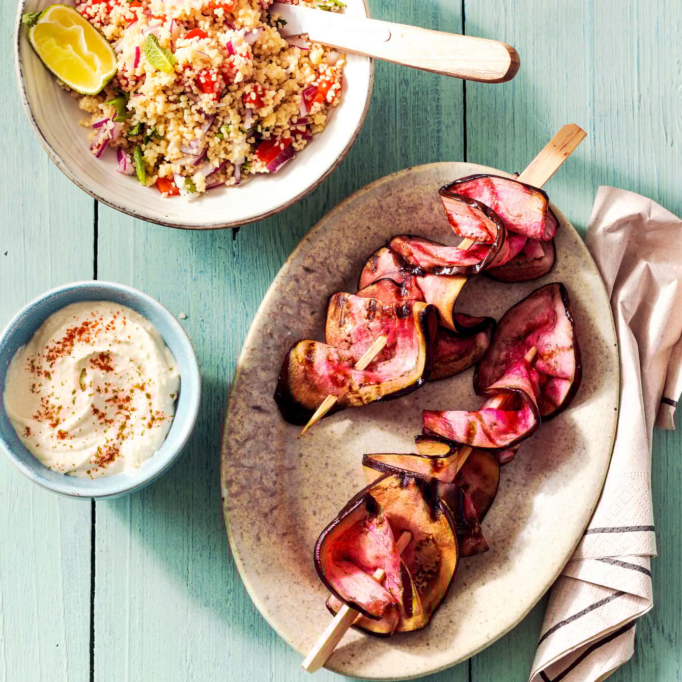Gegrilde auberginekebabs met couscous salade