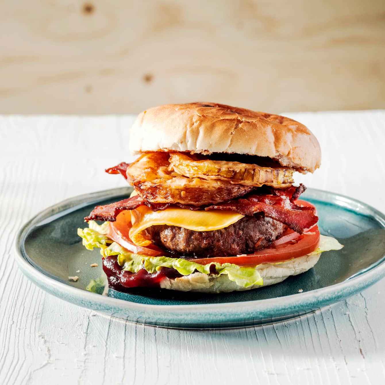 BBQ hamburgers met oude kaas en gefrituurde uienringen