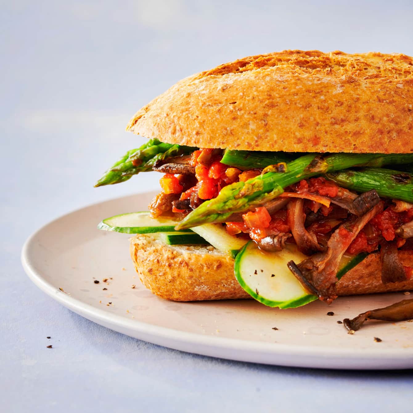 Broodje pulled oesterzwam met gegrilde asperges