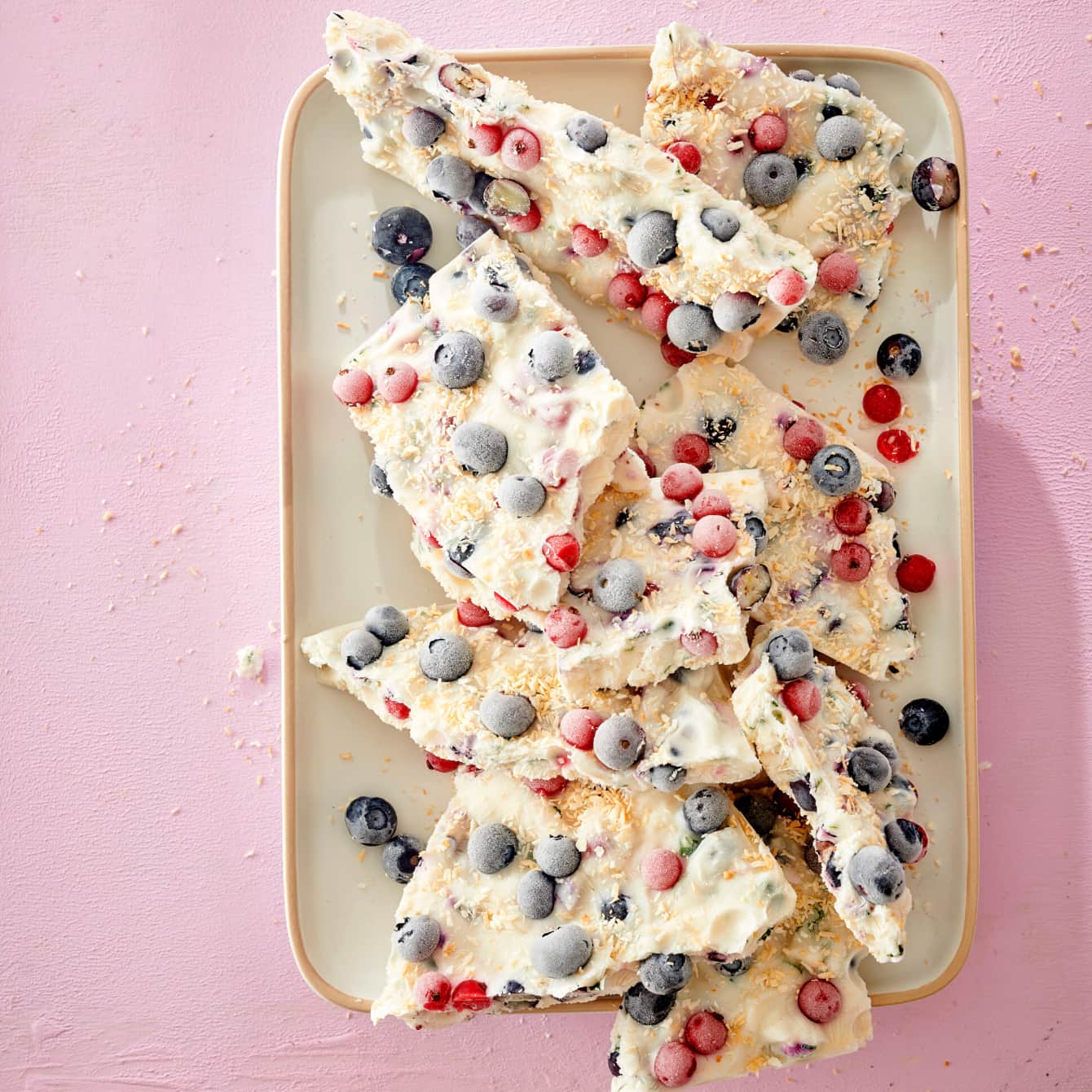 Frozen yoghurt schotsen met blauwe bessen