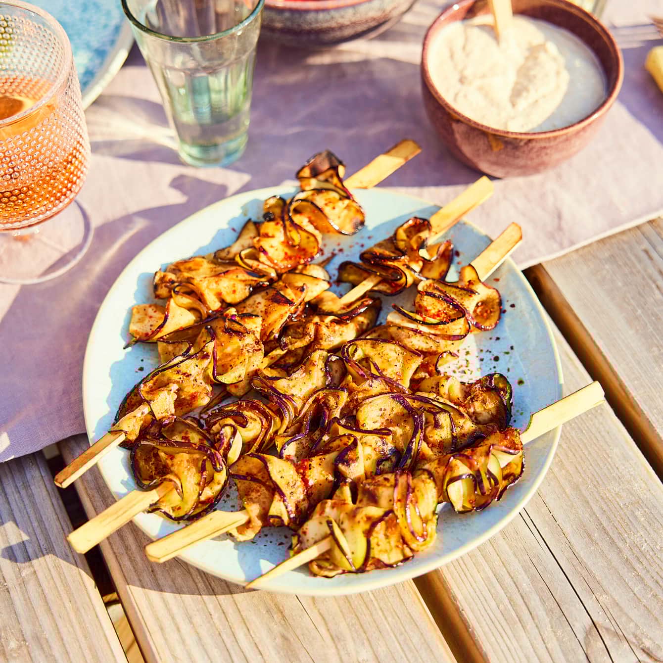 Pittige auberginekebabs van de grill