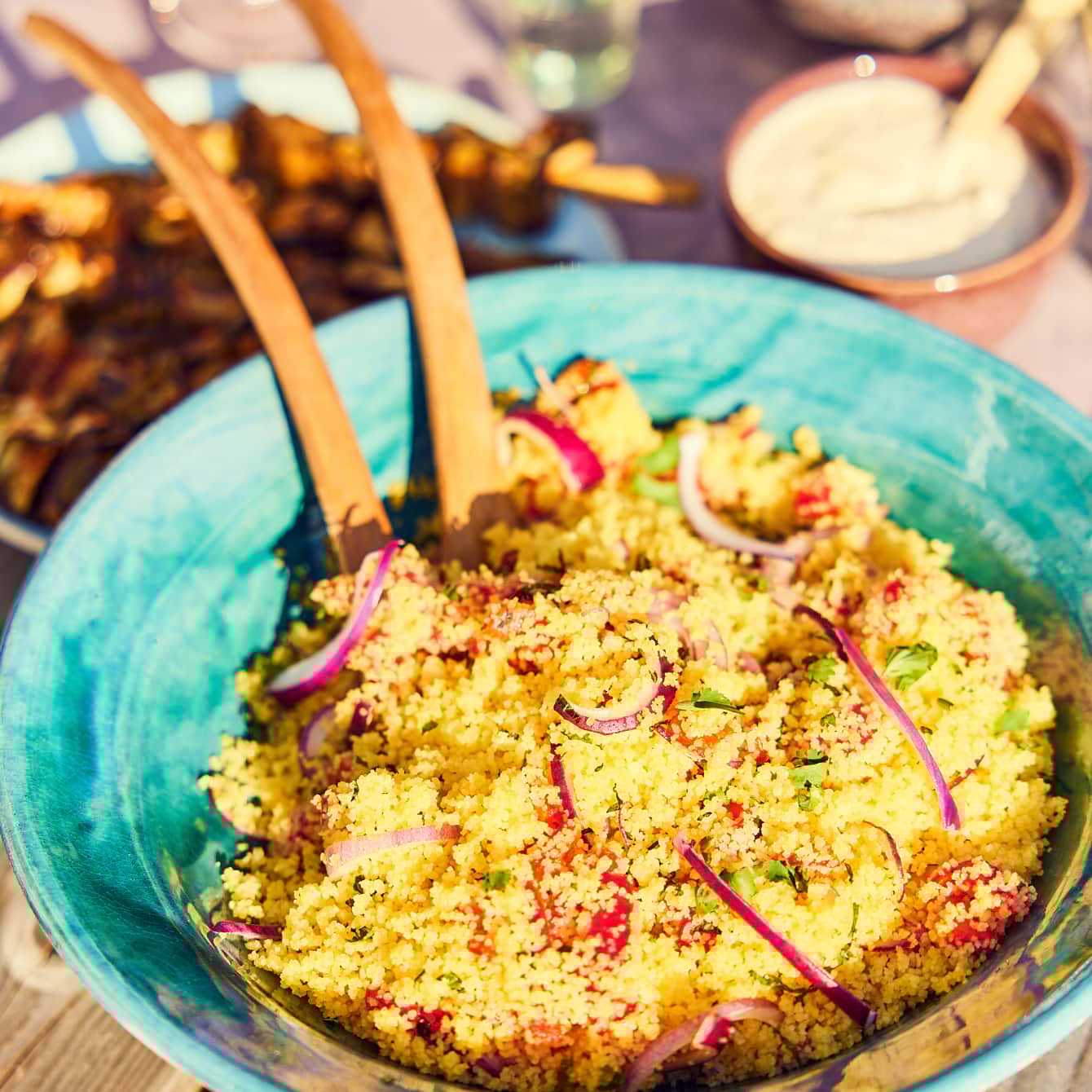 Zomerse couscoussalade met yoghurt-hummussaus