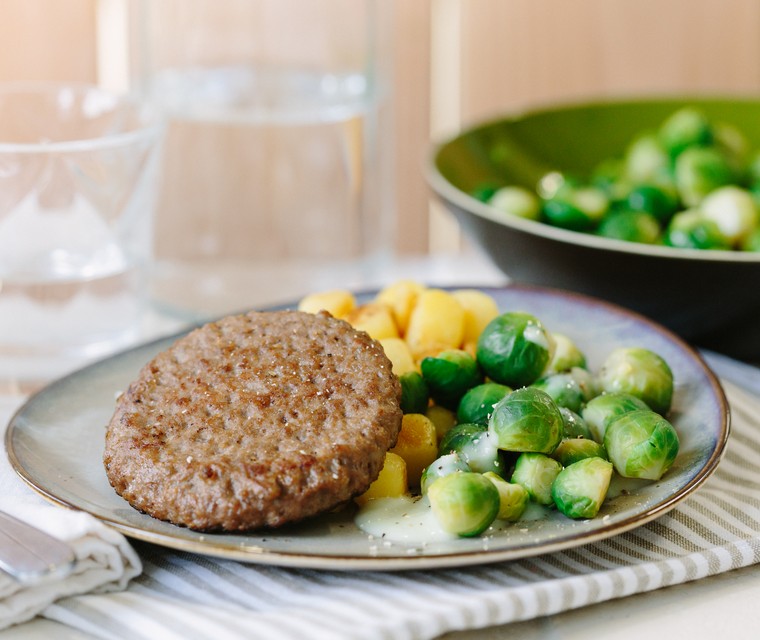 Spruitjes met kaassaus en cheese tomato burger
