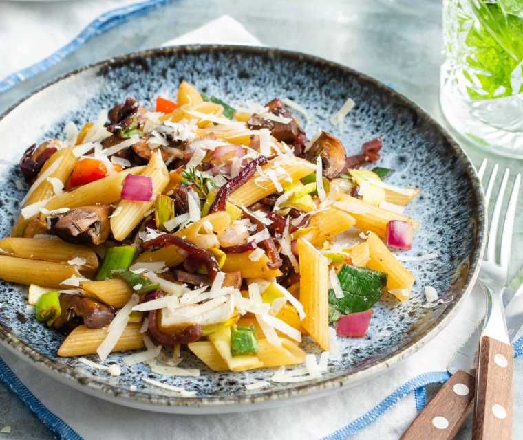 Vegetarische pasta met gekarameliseerde ui