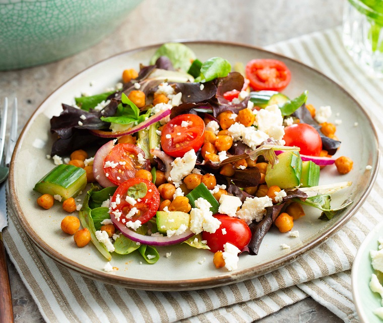 Salade met geroosterde kikkererwten