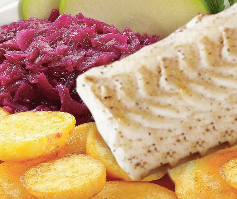 Aardappelblokjes met rode kool en koolvisfilet