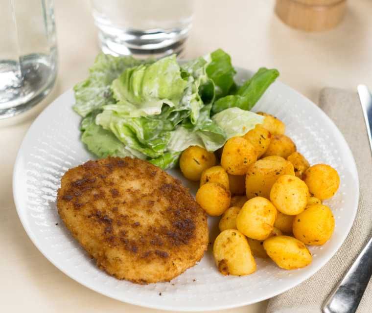 Kabeljauwburger met krieltjes en sla