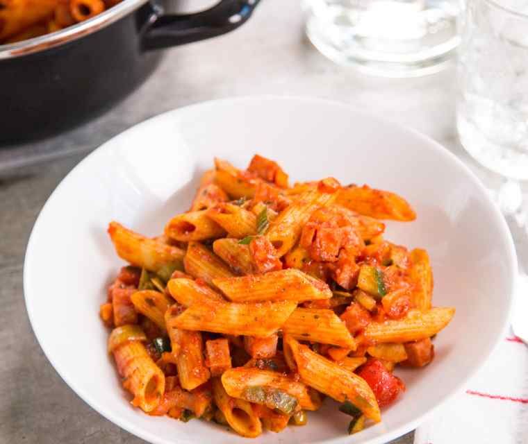 Penne met ham en roerbakgroente