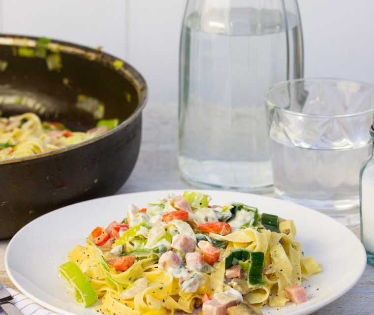 Romige tagliatelle met kruiden-roomkaas en ham