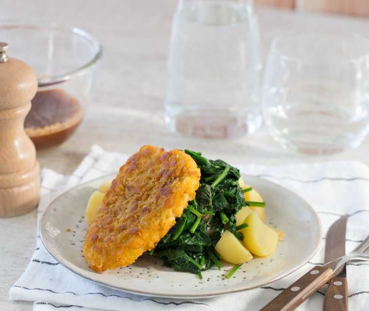 Spinazie, aardappels en kipkrokant-schnitzels