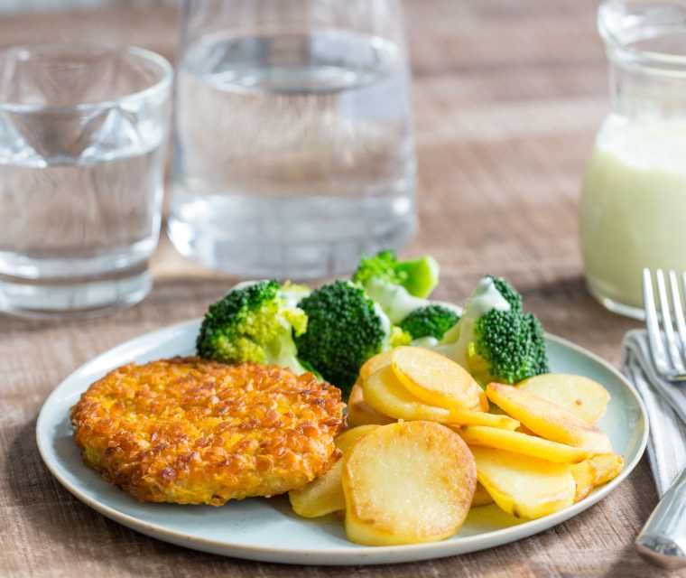 Broccoli met kipschnitzel, aardappelschijfjes en kaassaus
