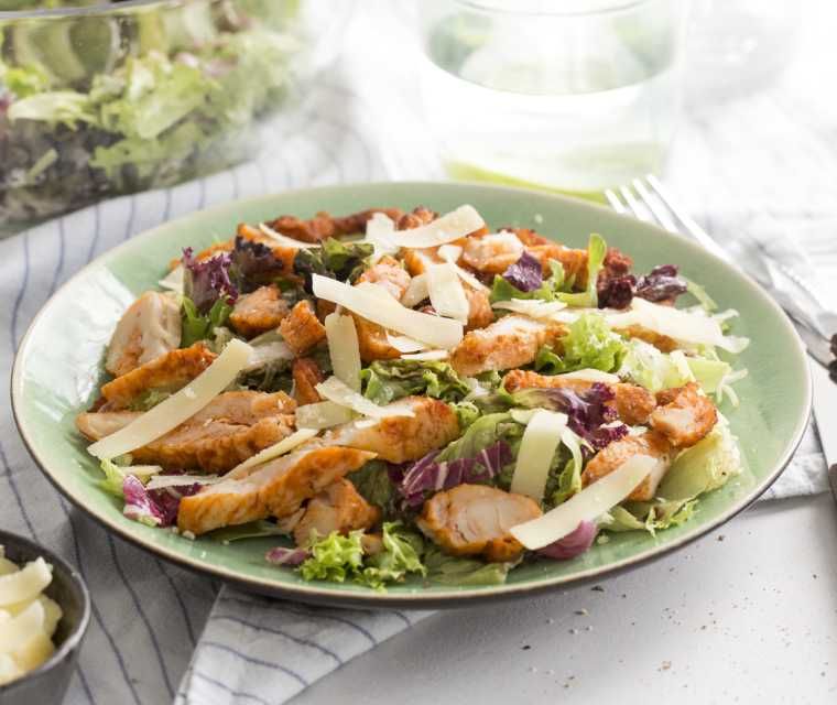Caesar salade met gegrilde kipreepjes