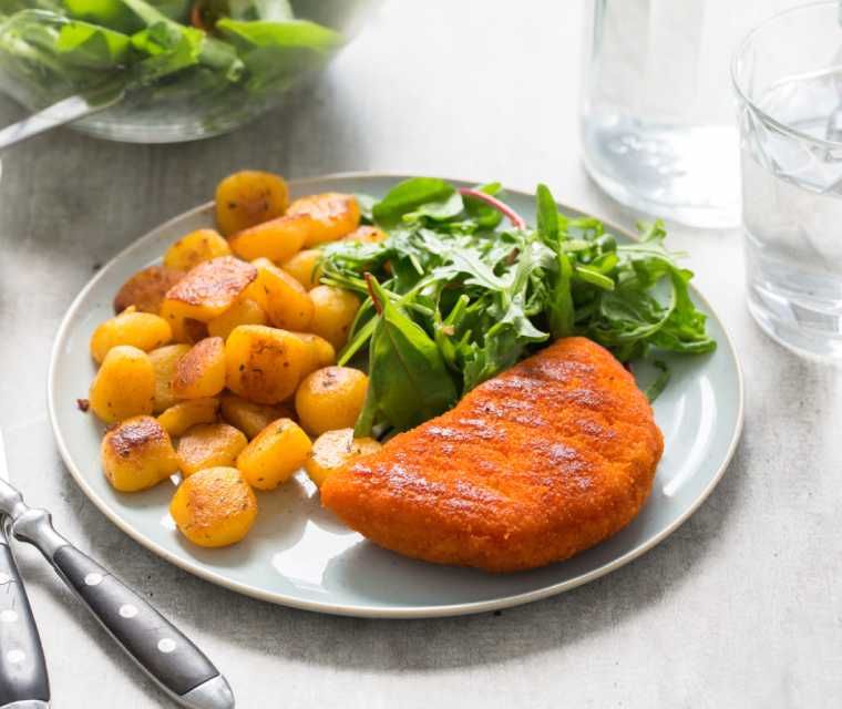 Kip satéschnitzel met minikrieltjes en sla