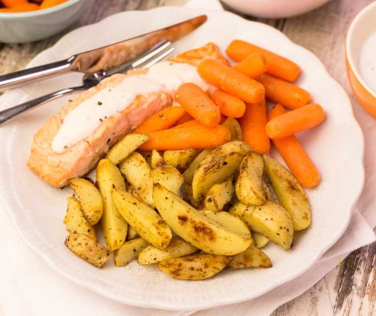 Zalmfilet met worteltjes in roomsaus