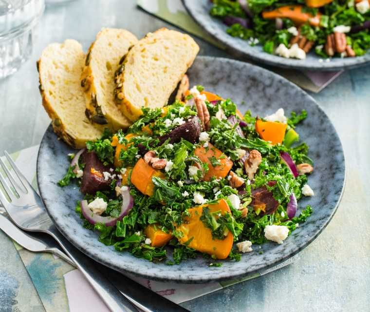 Warme boerenkoolsalade met geroosterde wintergroenten