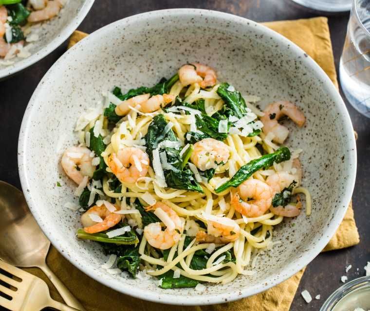 Pasta met knoflookgarnalen en spinazie