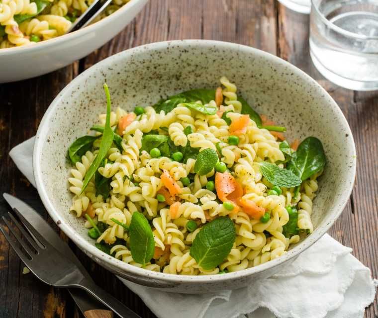 Fusilli met zalm, spinazie, tuinerwten en munt