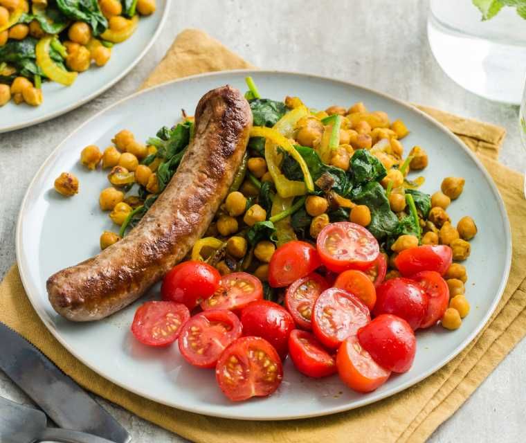 Kikkererwten roerbak met spinazie en varkenssaucijs