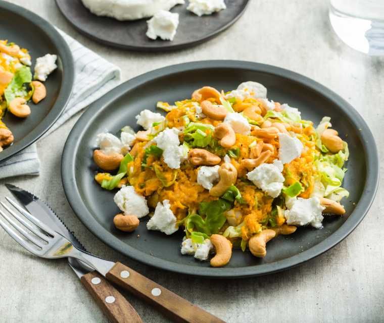 Andijviestamppot van zoete aardappel met geitenkaas en cashewnoten