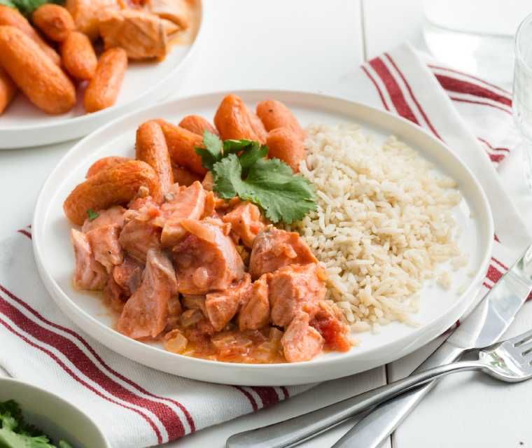 Zalmfilet in pittige tomaten curry met geroosterde wortels