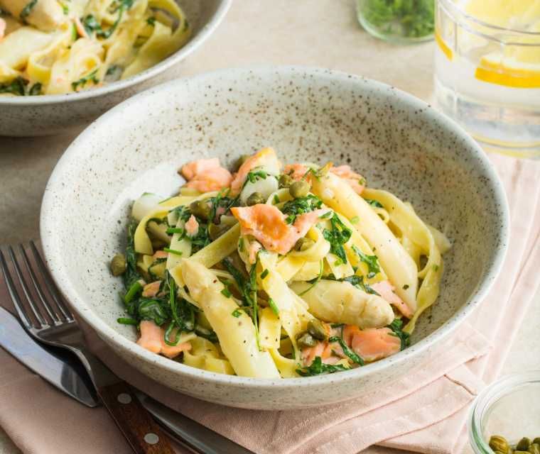 Citroen tagliatelle met gebakken asperges en gerookte zalm