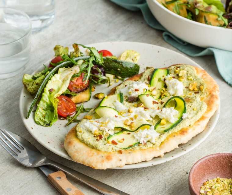 Naanbroodpizza met buffelmozzarella en een frisse salade