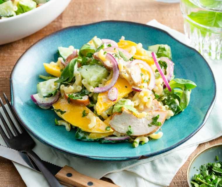 Zomerse macaronisalade met gerookte kip en avocado