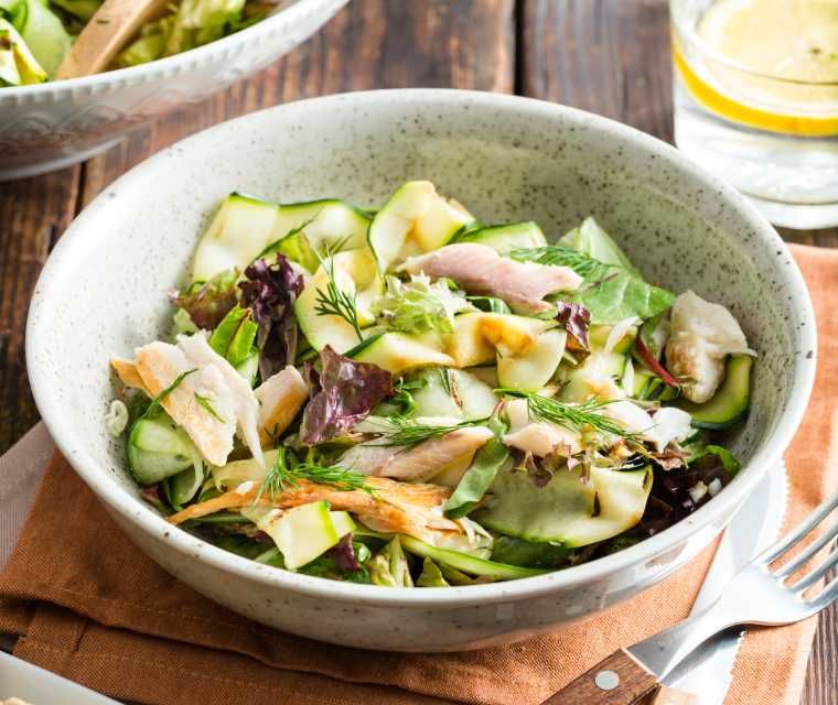 Frisse salade met dille en gerookte forel