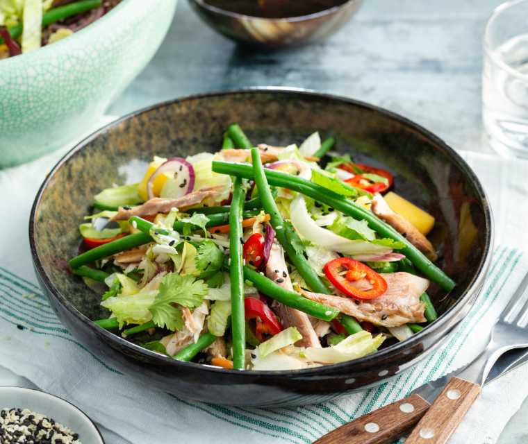 Aziatische salade met mango en gerookte makreel