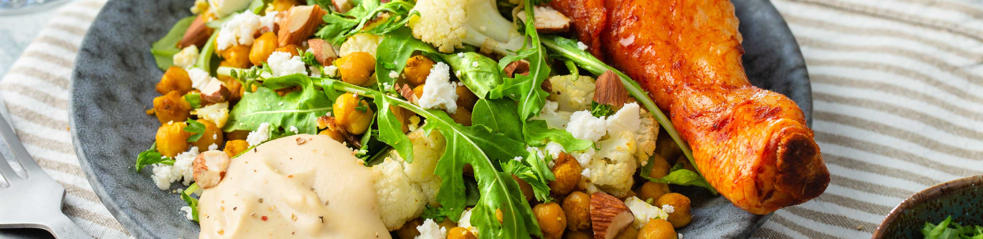 Lauwwarme bloemkoolsalade met feta en kipdrumsticks